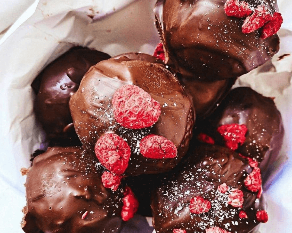 No-Bake Cacao and Spice Truffle These are bite sized balls packed with dates, nuts, and of course Soma Cacao ♥️I really lovely the combination of chocolate and raspberry, so any recipe I stumble upon that combines the two always grabs my attention…Ingredi